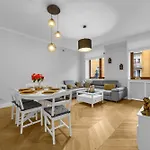 2-bedroom Downtown - 75m2, Ac And Balcony - By Rentujemy Apartman *