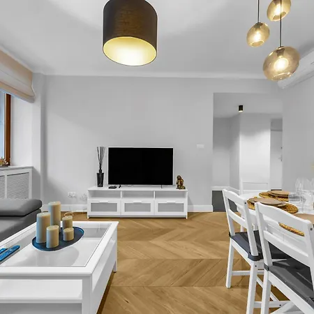 2-bedroom Downtown - 75m2, Ac And Balcony - By Rentujemy Appartement