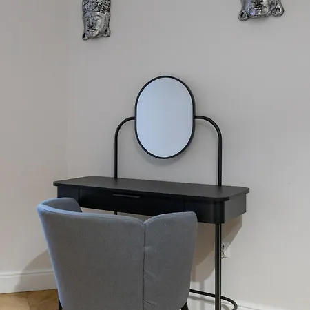 Appartement 2-bedroom Downtown - 75m2, Ac And Balcony - By Rentujemy Varsovie