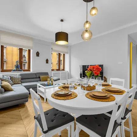 2-bedroom Downtown - 75m2, Ac And Balcony - By Rentujemy Appartamento *