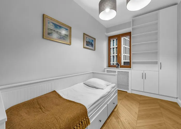 2-bedroom Downtown - 75m2, Ac And Balcony - By Rentujemy Lägenhet