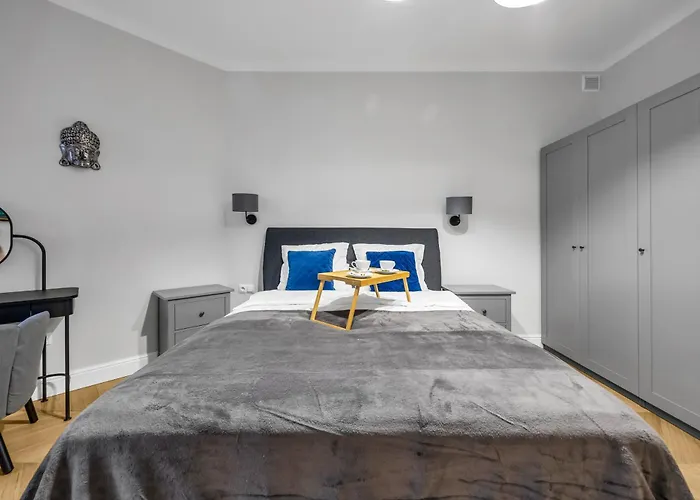 2-bedroom Downtown - 75m2, Ac And Balcony - By Rentujemy Lägenhet